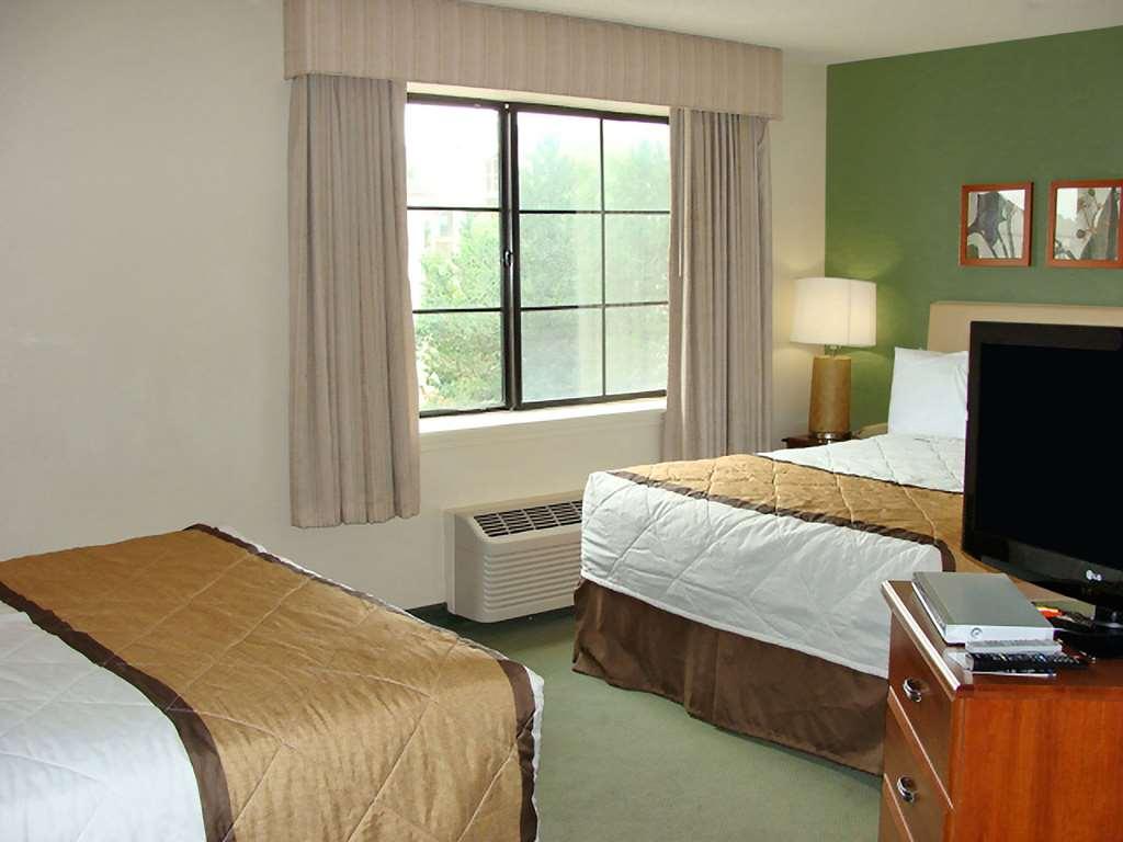 Suburban Studios Columbus East Room photo